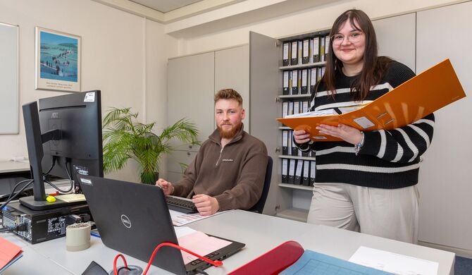 Julie Ehlev ( r.) hat sich für eine Ausbildung zur Kauffrau für Büromanagement entschieden. Für Fritz Keller ( l.) geht die Ausbildungszeit langsam zu Ende. Er ist im dritten Lehrjahr.