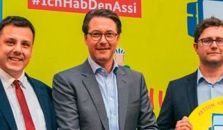 Geschäftsführer Andreas Lange (l.) und Stephan Wilmer, Projektver- antwortlicher der SAS (r.), nahmen die Urkunde von Bundesverkehrs- minister Andreas Scheuer in Berlin entgegen