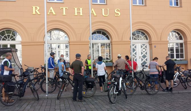 Die Feierabendtour der ADFC-Regionalgruppe Schwerin zur SAS beginnt vor dem Schweriner Rathaus