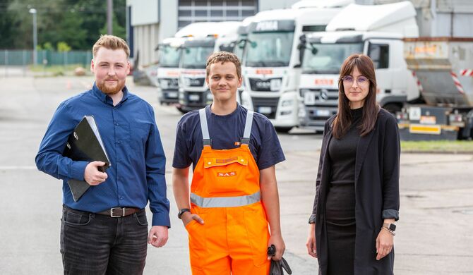 V.I.: Fritz Keller und Justin Knop beginnen ihre Ausbildung und über einen Arbeitsvertrag freut sich Zuzanna Michnowska