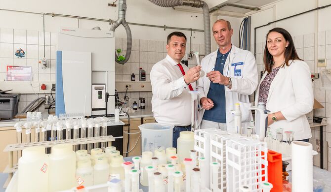 SAS-Geschäftsführer Andreas Lange lässt sich von Laborleiter Uwe Böhland und AQS-Geschäftsführerin Madlen Schult die Labore zeigen Foto: maxpress/srk