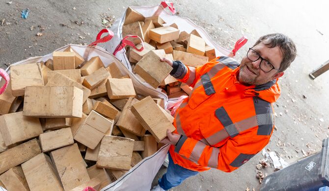 Zahlreiche Gartenfreunde nutzen die Möglichkeit für das Abliefern der Äste und Zweige auf dem Wertstoffhof so intensiv, dass der SAS die Container täglich mehrmals wechseln muss