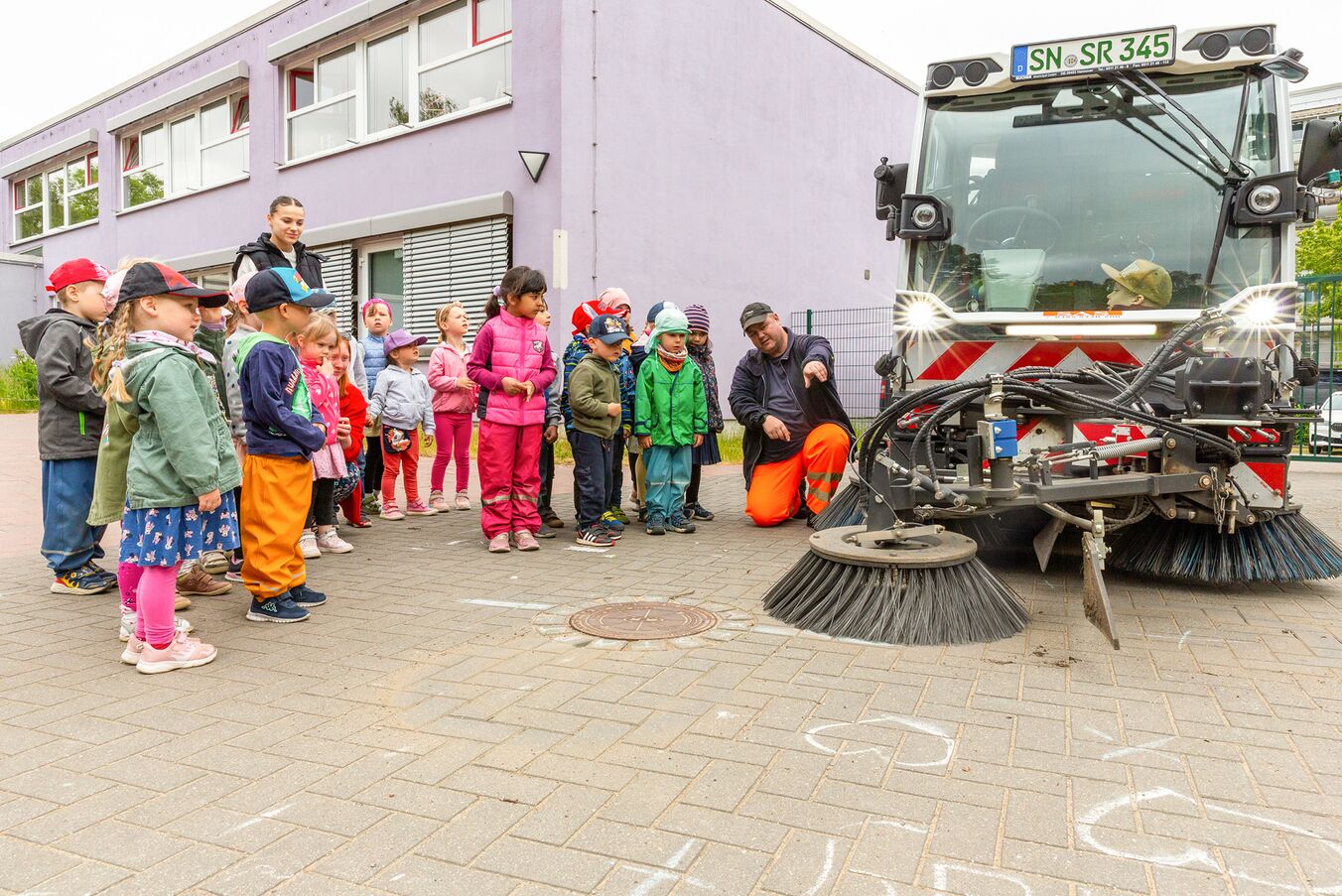 Marco Strack stellte seine Kehrmaschine zum ersten Mal in einer Kindertagesstätte vor