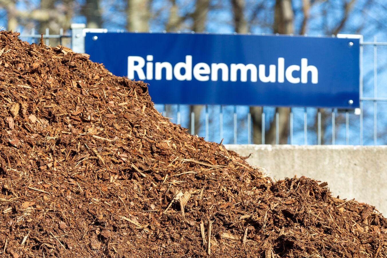 Auf dem SAS-Wertstoffhof warten Rindenmulch & Co. auf die Gartenfreunde, Foto: maxpress/srk