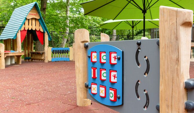 Markus Lange, SAS-Betriebsleiter und Cathleen Behling vom Projektmanagement der Dreescher Werkstätten auf dem neuen Spielplatz im Zoo