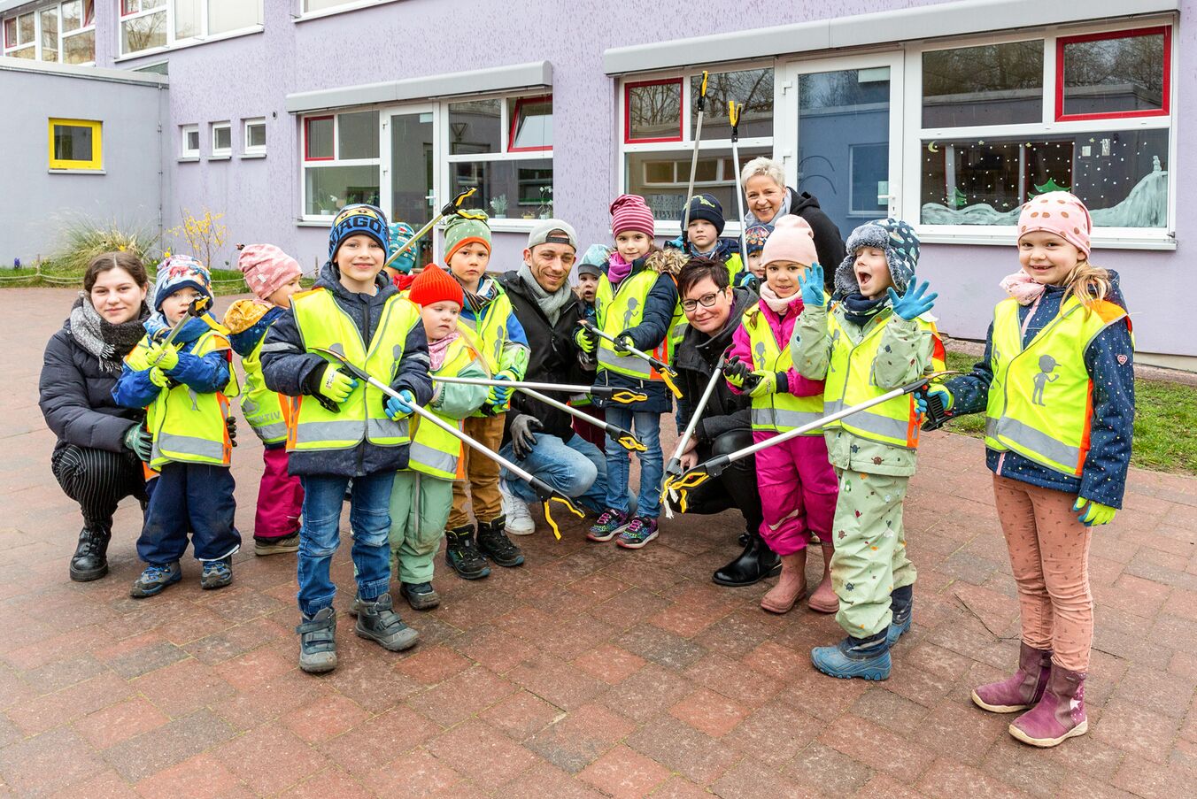 An die Zangen und los – die Kita Zwergenhaus machte sich mit den drei- bis sechsjährigen Kindern auf zur Sammelaktion. Fotos: Stephan-Rudolph Kramer