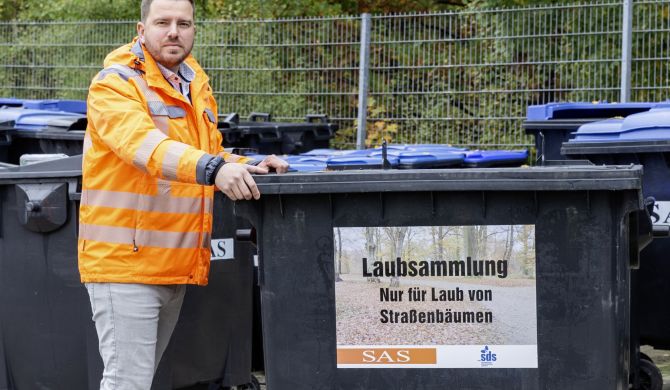 4-Rad-Container ersetzen versuchsweise die Big Bags für die Laubsammlung, Foto: maxpress/srk