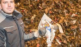 SAS-Mitarbeiter Markus Lange steht in der Anlieferungshalle der Bioabfallverwertungsanlage vor einem Berg nichtkompostierbarer Störstoffe, Foto: maxpress/srk
