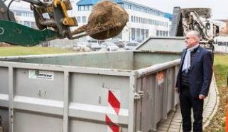 SIS-Geschäftsführer Matthias Effenberger, SAS-Mitarbeiter Robert Gratz und Zoo-Dirktor Dr. Tim Schikora (v.l.) beobachten das Verladen. Fotos: maxpress/srk