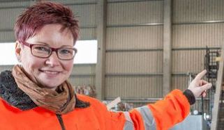 In der Papierhalle erklärt SAS-Mitarbeiterin Angelika Wetzel den großen und kleinen Besuchern die Herstellung der großen Papierballen. Foto: maxpress/srk