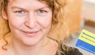Förderung des Ehrenamtes Silke-Maria Preßentin, Büroleiterin des Oberbürgermeisters, kündigt für dieses Jahr wieder die Ehrenamtskarte der Landeshauptstadt an. Foto: maxpress/srk