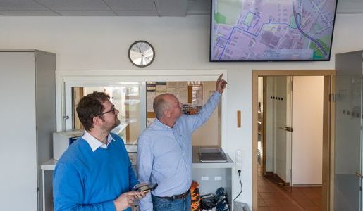 SAS-Projektleiter Stephan Wilmer (li.) und SAS-Betriebsleiter Jörg Leimann verfolgen auf dem Bildschirm die Kommunikation zwischen der Einsatzzentrale und dem Mobilgerät