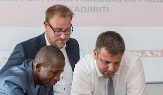 Saharou Tchedre erklärt Lars Zühlsdorff und Andreas Lange (v.l.) das Konzept. Foto: maxpress/srk