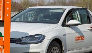 SAS-Mitarbeiter Thoralf Rhinow nutzt das Elektrofahrzeug für Fahrten zu Abstimmungsgesprächen mit Unternehmen, Baustellen und anderen Terminen in der Stadt, Foto: maxpress/srk