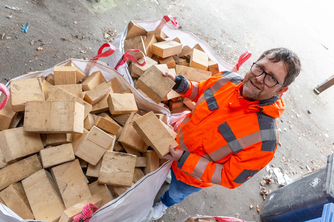 Zahlreiche Gartenfreunde nutzen die Möglichkeit für das Abliefern der Äste und Zweige auf dem Wertstoffhof so intensiv, dass der SAS die Container täglich mehrmals wechseln muss