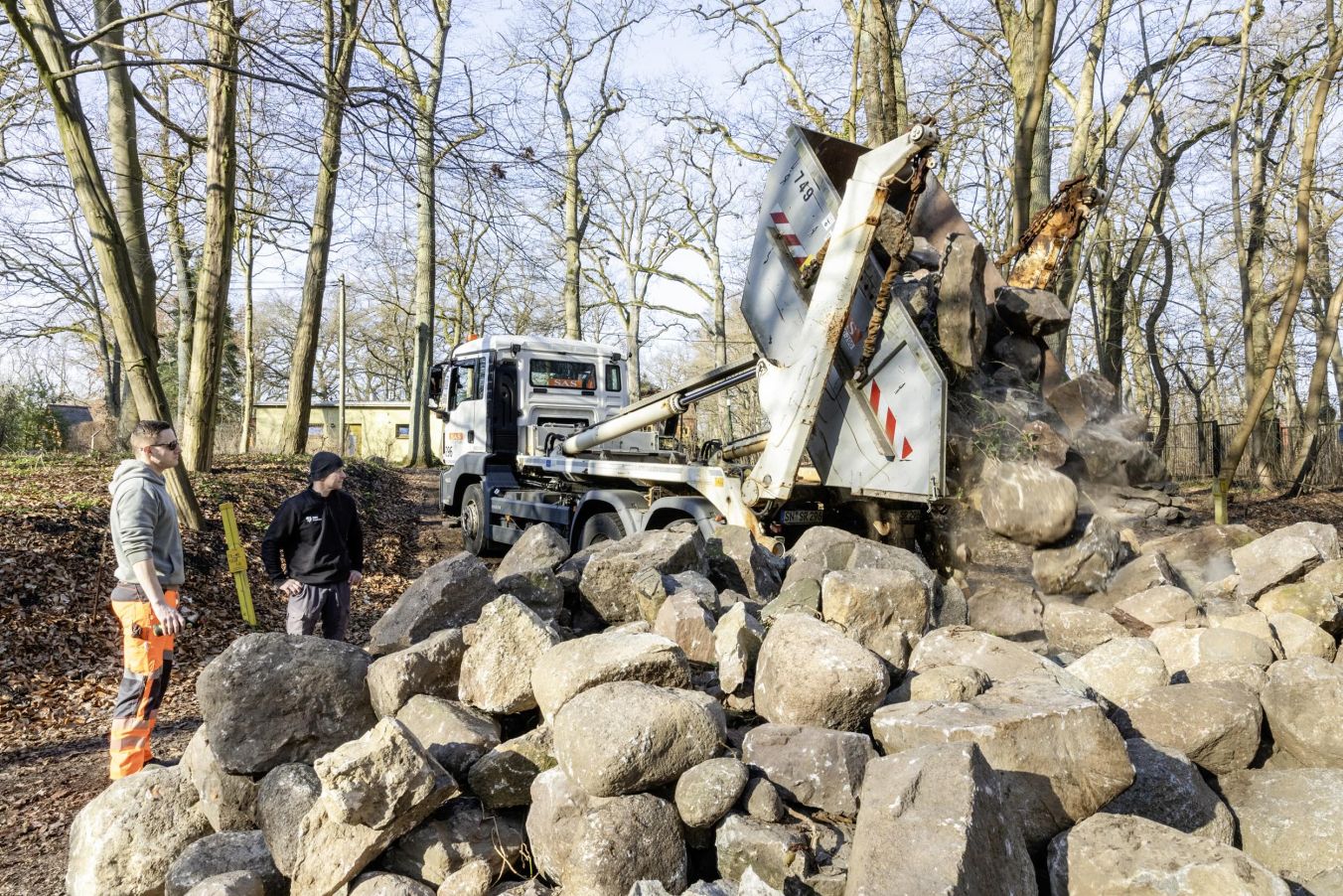 SAS transportiert vier große Container mit je sieben Kubikmetern Feldsteinen von Dümmer nach Schwerin