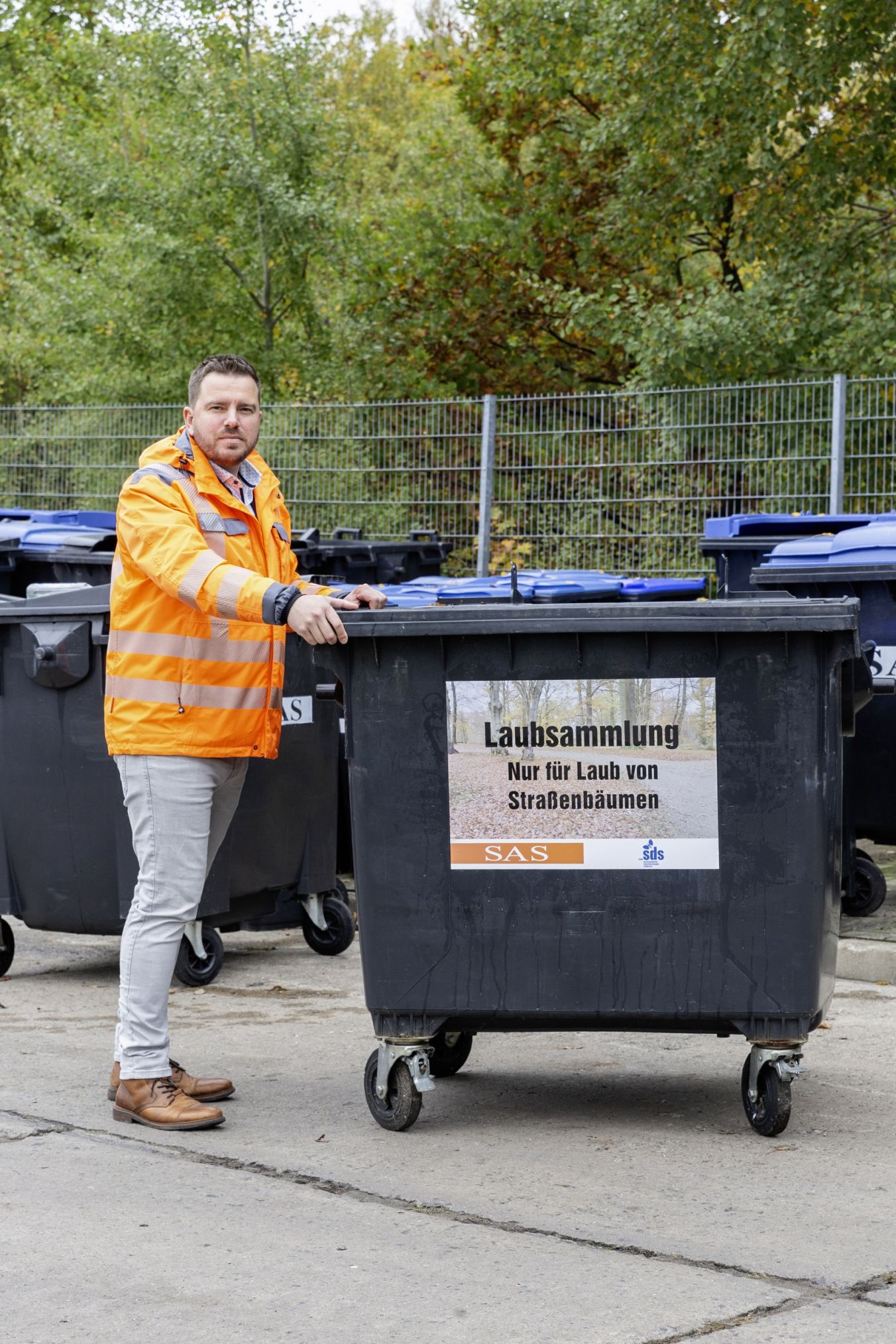 4-Rad-Container ersetzen versuchsweise die Big Bags für die Laubsammlung, Foto: maxpress/srk