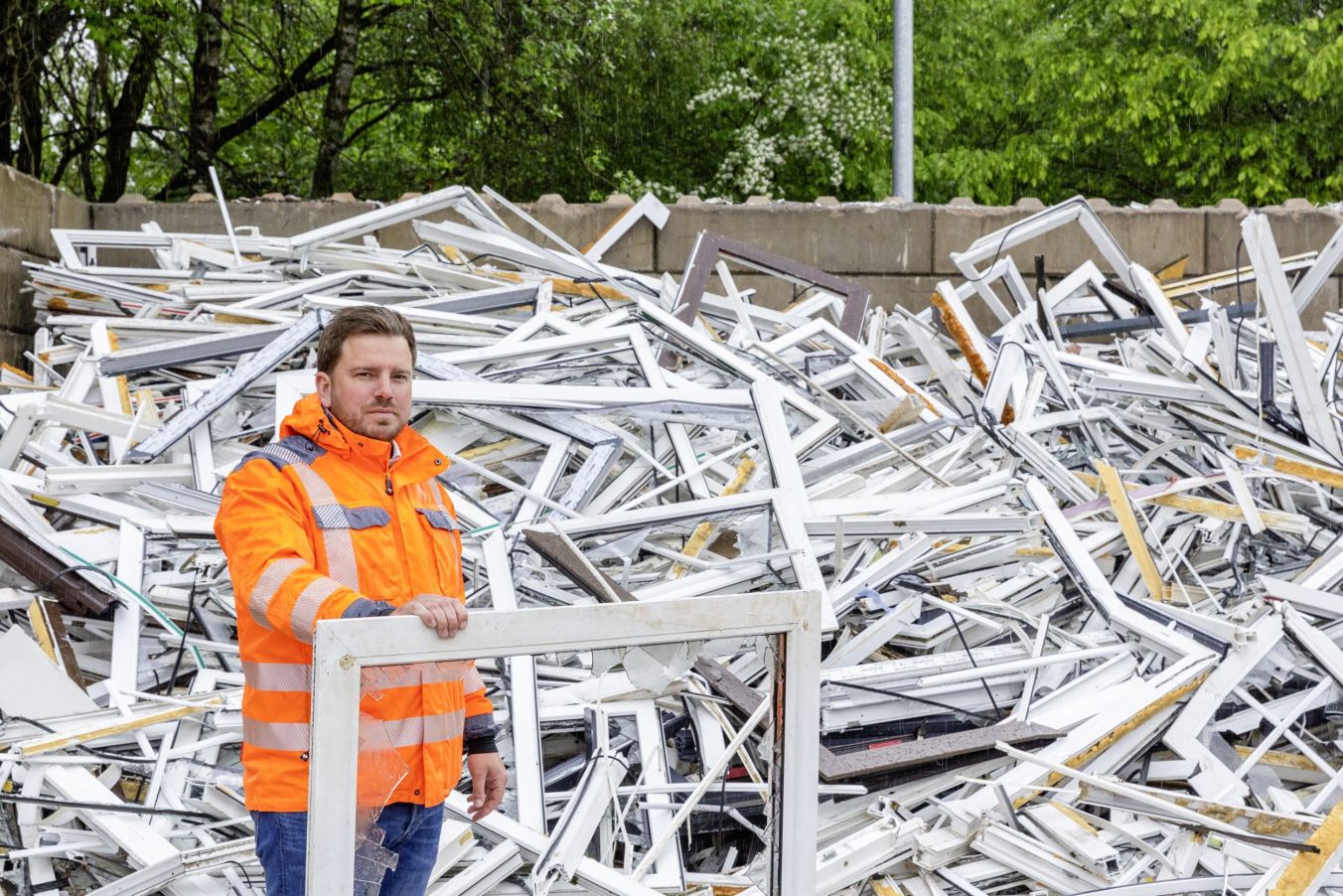 Die SAS erweitert ihr Dienstleistungsspektrum um eine neue Sparte und nimmt alte Fenster aus Kunststoff entgegen