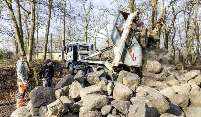 SAS transportiert vier große Container mit je sieben Kubikmetern Feldsteinen von Dümmer nach Schwerin