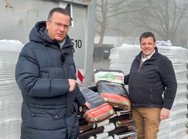 Stadtpräsident Sebastian Ehlers besucht SAS und empfiehlt Komposterde