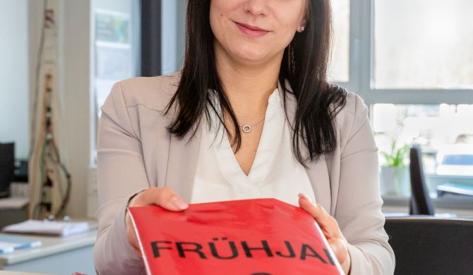Christin Kloß vom Kundenservice in der Ludwigsluster Chaussee 72 verteilt die roten Säcke.
