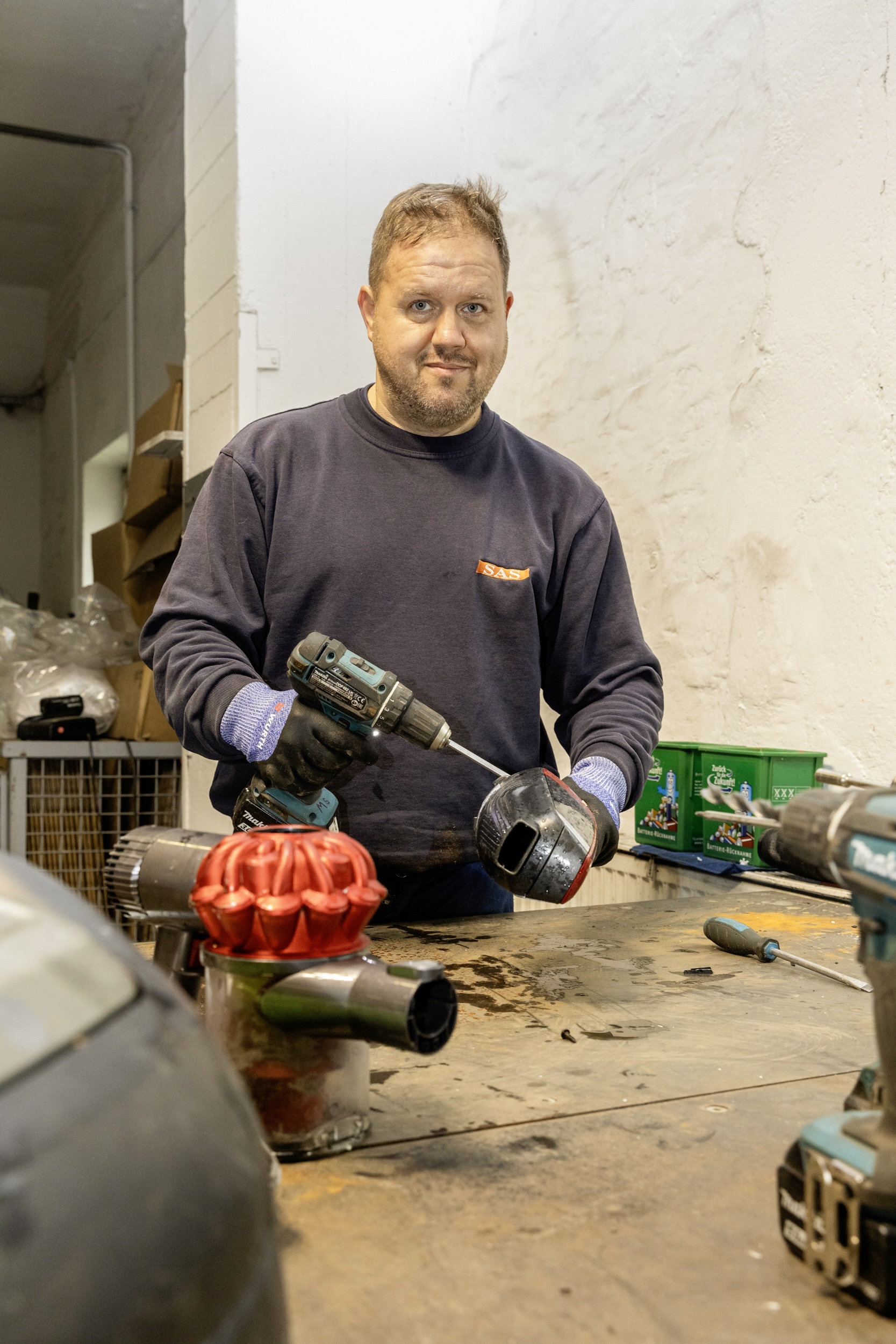 Das SAS-Team sorgt dafür, dass die Batterien und Akkus fachgerecht ausgebaut werden, Foto: maxpress/SRK