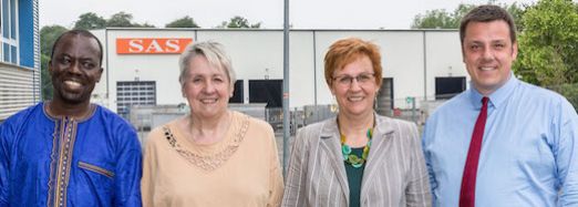 Ourobou Tchakpedeou, Angelika Reimers und Hannelies Höchel vom Verein Couleurs Afrik engagieren sich mit Andreas Lange von der SAS (v.l.) für die Abfallentsorgung in Sokodé. Foto: maxpress/srk