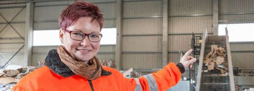 In der Papierhalle erklärt SAS-Mitarbeiterin Angelika Wetzel den großen und kleinen Besuchern die Herstellung der großen Papierballen. Foto: maxpress/srk