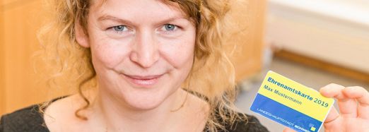 Förderung des Ehrenamtes Silke-Maria Preßentin, Büroleiterin des Oberbürgermeisters, kündigt für dieses Jahr wieder die Ehrenamtskarte der Landeshauptstadt an. Foto: maxpress/srk