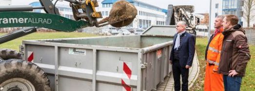 SIS-Geschäftsführer Matthias Effenberger, SAS-Mitarbeiter Robert Gratz und Zoo-Dirktor Dr. Tim Schikora (v.l.) beobachten das Verladen. Fotos: maxpress/srk