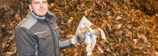 SAS-Mitarbeiter Markus Lange steht in der Anlieferungshalle der Bioabfallverwertungsanlage vor einem Berg nichtkompostierbarer Störstoffe, Foto: maxpress/srk
