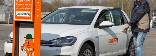 SAS-Mitarbeiter Thoralf Rhinow nutzt das Elektrofahrzeug für Fahrten zu Abstimmungsgesprächen mit Unternehmen, Baustellen und anderen Terminen in der Stadt, Foto: maxpress/srk