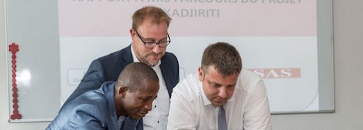 Saharou Tchedre erklärt Lars Zühlsdorff und Andreas Lange (v.l.) das Konzept. Foto: maxpress/srk