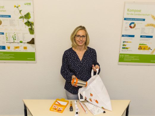 Jacqueline Engelland, Assistentin der SAS-Geschäftsführung, packt die Präsente für die Gewinner, die sich am Quiz bei der Nacht des Wissens beteiligt haben. Fotos: maxpress/srk