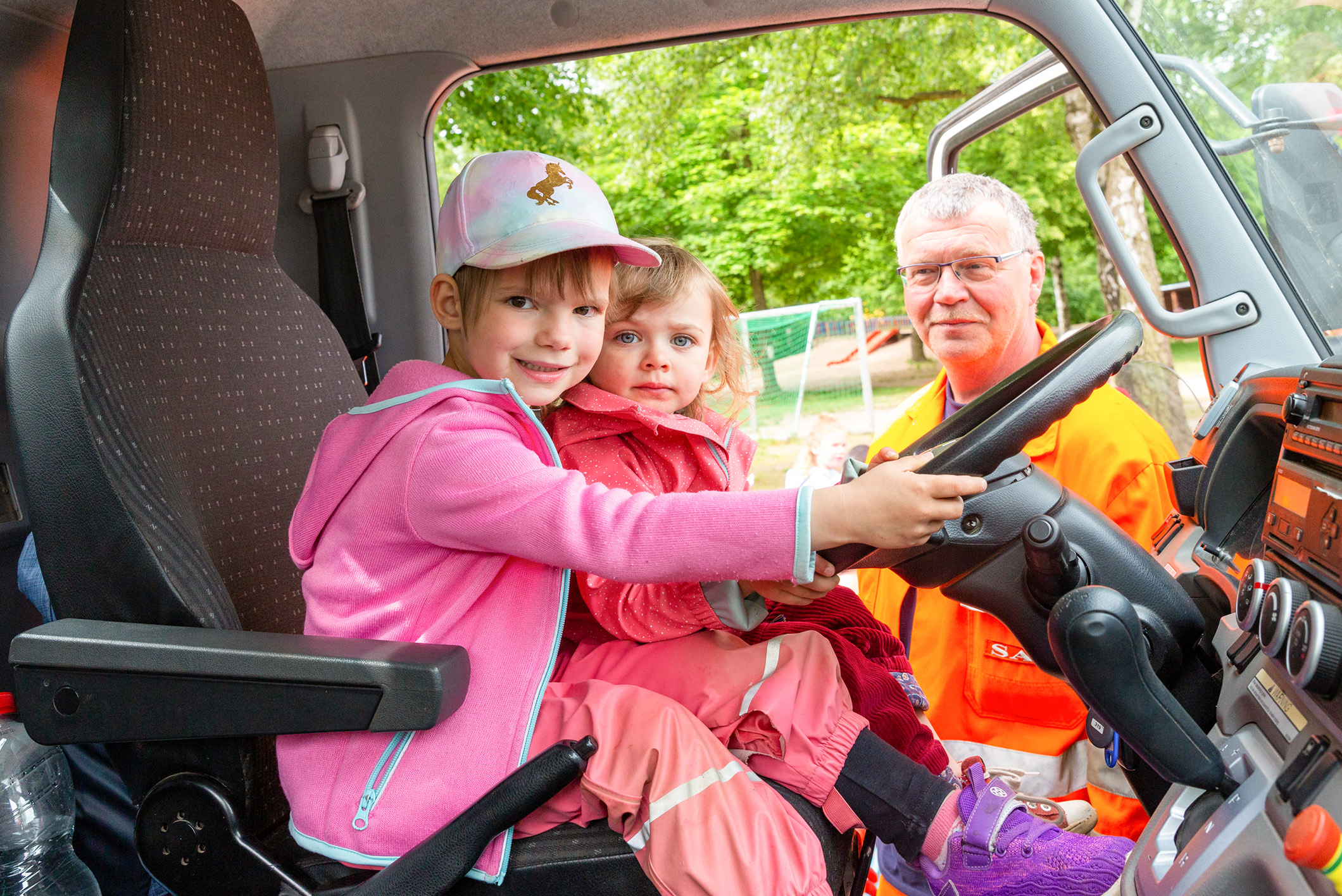 Hier hilft Frank Cords von der SAS den Kindern geduldig beim Ein- und Aussteigen